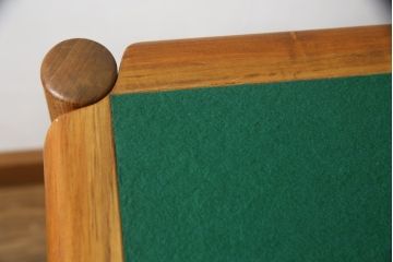 デンマークビンテージ　Kibaek Mobelfabrik(キバエク モーベルファブリック)　チーク材　両面使いできる天板がユニークなダイニングテーブル(2人掛け、4人掛け、コーヒーテーブル、カフェテーブル、ゲームテーブル、ヴィンテージ、北欧)(R-075500)