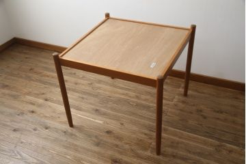 デンマークビンテージ　Kibaek Mobelfabrik(キバエク モーベルファブリック)　チーク材　両面使いできる天板がユニークなダイニングテーブル(2人掛け、4人掛け、コーヒーテーブル、カフェテーブル、ゲームテーブル、ヴィンテージ、北欧)(R-075500)