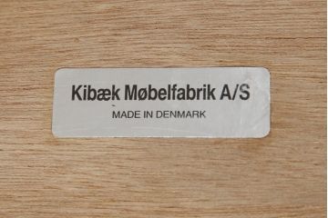 デンマークビンテージ　Kibaek Mobelfabrik(キバエク モーベルファブリック)　チーク材　両面使いできる天板がユニークなダイニングテーブル(2人掛け、4人掛け、コーヒーテーブル、カフェテーブル、ゲームテーブル、ヴィンテージ、北欧)(R-075500)