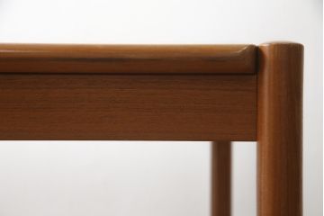 デンマークビンテージ　Kibaek Mobelfabrik(キバエク モーベルファブリック)　チーク材　両面使いできる天板がユニークなダイニングテーブル(2人掛け、4人掛け、コーヒーテーブル、カフェテーブル、ゲームテーブル、ヴィンテージ、北欧)(R-075500)