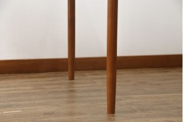 デンマークビンテージ　Kibaek Mobelfabrik(キバエク モーベルファブリック)　チーク材　両面使いできる天板がユニークなダイニングテーブル(2人掛け、4人掛け、コーヒーテーブル、カフェテーブル、ゲームテーブル、ヴィンテージ、北欧)(R-075500)