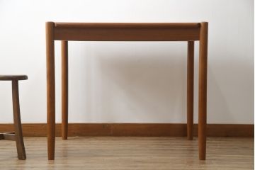 デンマークビンテージ　Kibaek Mobelfabrik(キバエク モーベルファブリック)　チーク材　両面使いできる天板がユニークなダイニングテーブル(2人掛け、4人掛け、コーヒーテーブル、カフェテーブル、ゲームテーブル、ヴィンテージ、北欧)(R-075500)