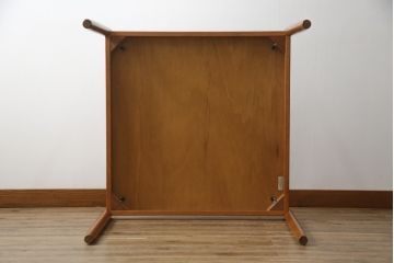 デンマークビンテージ　Kibaek Mobelfabrik(キバエク モーベルファブリック)　チーク材　両面使いできる天板がユニークなダイニングテーブル(2人掛け、4人掛け、コーヒーテーブル、カフェテーブル、ゲームテーブル、ヴィンテージ、北欧)(R-075500)