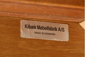 デンマークビンテージ　Kibaek Mobelfabrik(キバエク モーベルファブリック)　チーク材　両面使いできる天板がユニークなダイニングテーブル(2人掛け、4人掛け、コーヒーテーブル、カフェテーブル、ゲームテーブル、ヴィンテージ、北欧)(R-075500)