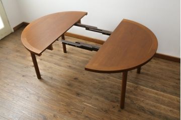 イギリスビンテージ　チーク材　木の温もりを感じるシンプルなエクステンションテーブル(ダイニングテーブル、拡張式テーブル、食卓、2人掛け、4人掛け、6人掛け、ラウンドテーブル、ヴィンテージ、英国)(R-075501)