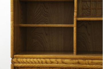 中古　美品!!　タモ材　玉杢　美しい杢目が目を惹く重厚な佇まいが魅力の茶箪笥(茶棚、戸棚、収納棚、飾り棚、キャビネット、食器棚)(定価約60万円)(R-075514)