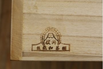 中古　美品!!　タモ材　玉杢　美しい杢目が目を惹く重厚な佇まいが魅力の茶箪笥(茶棚、戸棚、収納棚、飾り棚、キャビネット、食器棚)(定価約60万円)(R-075514)