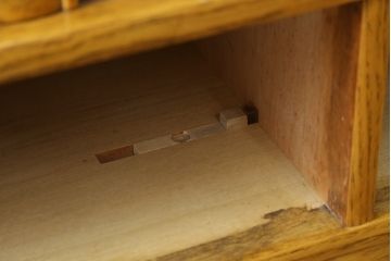 中古　美品!!　タモ材　玉杢　美しい杢目が目を惹く重厚な佇まいが魅力の茶箪笥(茶棚、戸棚、収納棚、飾り棚、キャビネット、食器棚)(定価約60万円)(R-075514)
