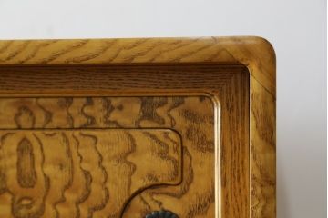 中古　美品!!　タモ材　玉杢　美しい杢目が目を惹く重厚な佇まいが魅力の茶箪笥(茶棚、戸棚、収納棚、飾り棚、キャビネット、食器棚)(定価約60万円)(R-075514)