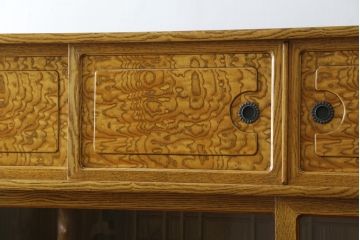 中古　美品!!　タモ材　玉杢　美しい杢目が目を惹く重厚な佇まいが魅力の茶箪笥(茶棚、戸棚、収納棚、飾り棚、キャビネット、食器棚)(定価約60万円)(R-075514)
