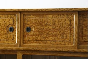 中古　美品!!　タモ材　玉杢　美しい杢目が目を惹く重厚な佇まいが魅力の茶箪笥(茶棚、戸棚、収納棚、飾り棚、キャビネット、食器棚)(定価約60万円)(R-075514)