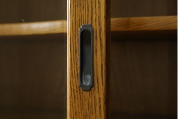 中古　美品!!　タモ材　玉杢　美しい杢目が目を惹く重厚な佇まいが魅力の茶箪笥(茶棚、戸棚、収納棚、飾り棚、キャビネット、食器棚)(定価約60万円)(R-075514)