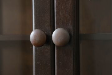 中古　美品　松本民芸家具　クラシカルな雰囲気のダイヤカット型飾り棚(キャビネット、戸棚、食器棚、カップボード、収納棚)(定価推定約135万円)(R-075516)