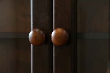 中古　美品　松本民芸家具　クラシカルなダイヤカット型飾り棚　定価推定約135万円　(R-075516)