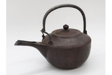 味わい深い雰囲気を醸し出す時代銚子・燗瓶(銀口、彫金銀取っ手、酒器、鉄製、鉄瓶、銀細工摘み)(R-075525)