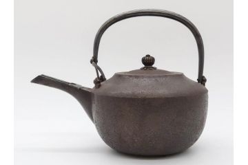 味わい深い雰囲気を醸し出す時代銚子・燗瓶(銀口、彫金銀取っ手、酒器、鉄製、鉄瓶、銀細工摘み)(R-075525)