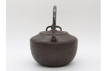 味わい深い雰囲気を醸し出す時代銚子・燗瓶(銀口、彫金銀取っ手、酒器、鉄製、鉄瓶、銀細工摘み)(R-075525)