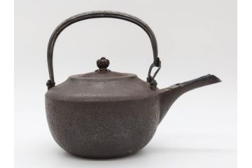 味わい深い雰囲気を醸し出す時代銚子・燗瓶(銀口、彫金銀取っ手、酒器、鉄製、鉄瓶、銀細工摘み)(R-075525)