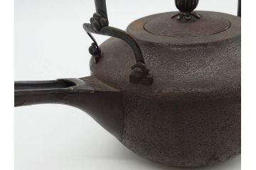 味わい深い雰囲気を醸し出す時代銚子・燗瓶(銀口、彫金銀取っ手、酒器、鉄製、鉄瓶、銀細工摘み)(R-075525)