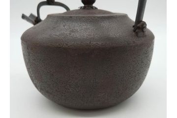 味わい深い雰囲気を醸し出す時代銚子・燗瓶(銀口、彫金銀取っ手、酒器、鉄製、鉄瓶、銀細工摘み)(R-075525)