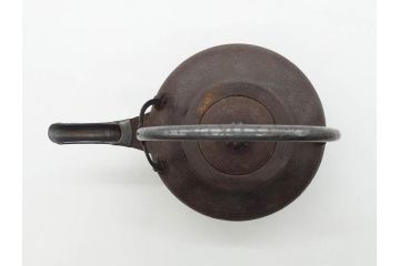 味わい深い雰囲気を醸し出す時代銚子・燗瓶(銀口、彫金銀取っ手、酒器、鉄製、鉄瓶、銀細工摘み)(R-075525)