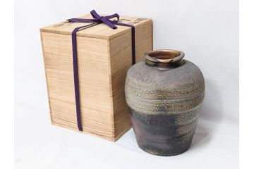原田拾六　備前　素朴な風合いが味わい深い壷(壺、花器、花瓶、花入、共箱付き)(R-075528)