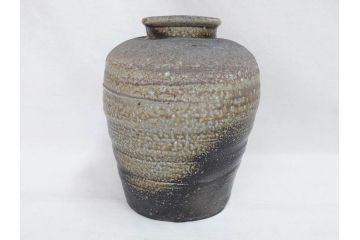 原田拾六　備前　素朴な風合いが味わい深い壷(壺、花器、花瓶、花入、共箱付き)(R-075528)