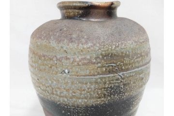 原田拾六　備前　素朴な風合いが味わい深い壷(壺、花器、花瓶、花入、共箱付き)(R-075528)