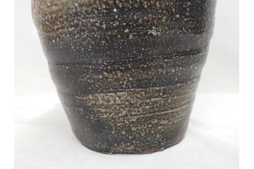 原田拾六　備前　素朴な風合いが味わい深い壷(壺、花器、花瓶、花入、共箱付き)(R-075528)