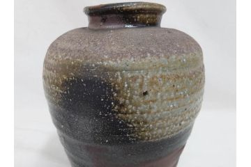 原田拾六　備前　素朴な風合いが味わい深い壷(壺、花器、花瓶、花入、共箱付き)(R-075528)