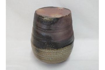 原田拾六　備前　素朴な風合いが味わい深い壷(壺、花器、花瓶、花入、共箱付き)(R-075528)