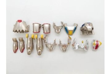 当時物　BANDAI　バンダイ　聖闘士星矢　セイントセイヤ　SAINT SEIYA　聖衣(クロス)　ペガサスクロス　サジタリアスクロス　ライブラクロス　ランドセイントクロス　ドラゴンクロス　アルファローブ　シードラゴンスケイル　スカイセイントクロス　フィギュア　おもちゃなどまとめてセット(日本漫画、玩具、オモチャ、人形)(R-075529)