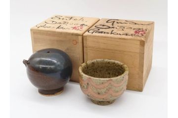 Gerd Knapper　ゲルト クナッパー　細やかな意匠が施された品のある佇まいが美しい水滴&ぐい呑み(書道具、酒器、和食器、共箱付き)(R-075534)