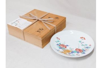 重要無形文化財　人間国宝　十四代　酒井田柿右衛門　錦　牡丹鳥文　約30cm　9.9寸　一つ一つ丁寧に描かれた色絵が美しい額皿(大皿、和皿、飾り皿、和食器、共箱付き、九寸九分)(R-075542)