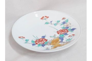 重要無形文化財　人間国宝　十四代　酒井田柿右衛門　錦　牡丹鳥文　約30cm　9.9寸　一つ一つ丁寧に描かれた色絵が美しい額皿(大皿、和皿、飾り皿、和食器、共箱付き、九寸九分)(R-075542)