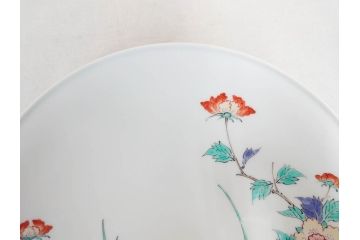 重要無形文化財　人間国宝　十四代　酒井田柿右衛門　錦　牡丹鳥文　約30cm　9.9寸　一つ一つ丁寧に描かれた色絵が美しい額皿(大皿、和皿、飾り皿、和食器、共箱付き、九寸九分)(R-075542)