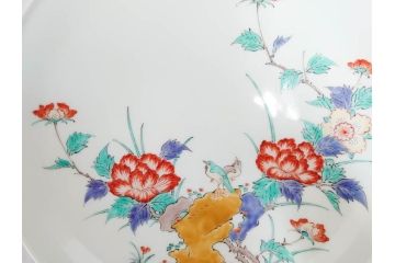 重要無形文化財　人間国宝　十四代　酒井田柿右衛門　錦　牡丹鳥文　約30cm　9.9寸　一つ一つ丁寧に描かれた色絵が美しい額皿(大皿、和皿、飾り皿、和食器、共箱付き、九寸九分)(R-075542)