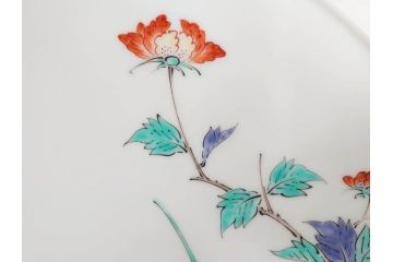 重要無形文化財　人間国宝　十四代　酒井田柿右衛門　錦　牡丹鳥文　約30cm　9.9寸　一つ一つ丁寧に描かれた色絵が美しい額皿(大皿、和皿、飾り皿、和食器、共箱付き、九寸九分)(R-075542)