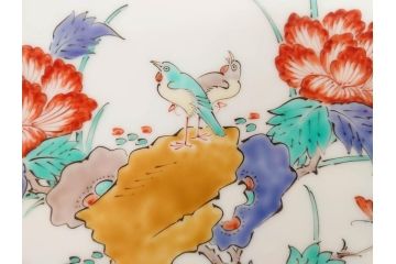 重要無形文化財　人間国宝　十四代　酒井田柿右衛門　錦　牡丹鳥文　約30cm　9.9寸　一つ一つ丁寧に描かれた色絵が美しい額皿(大皿、和皿、飾り皿、和食器、共箱付き、九寸九分)(R-075542)