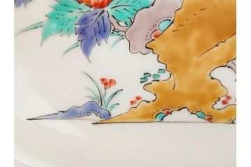 重要無形文化財　人間国宝　十四代　酒井田柿右衛門　錦　牡丹鳥文　約30cm　9.9寸　一つ一つ丁寧に描かれた色絵が美しい額皿(大皿、和皿、飾り皿、和食器、共箱付き、九寸九分)(R-075542)