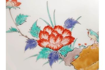重要無形文化財　人間国宝　十四代　酒井田柿右衛門　錦　牡丹鳥文　約30cm　9.9寸　一つ一つ丁寧に描かれた色絵が美しい額皿(大皿、和皿、飾り皿、和食器、共箱付き、九寸九分)(R-075542)