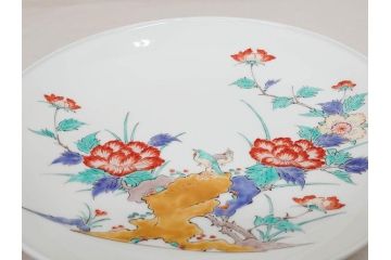 重要無形文化財　人間国宝　十四代　酒井田柿右衛門　錦　牡丹鳥文　約30cm　9.9寸　一つ一つ丁寧に描かれた色絵が美しい額皿(大皿、和皿、飾り皿、和食器、共箱付き、九寸九分)(R-075542)