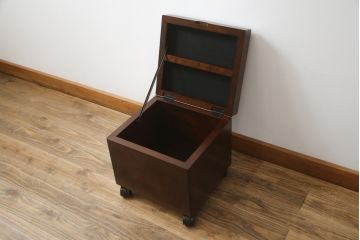 和製ビンテージ　松本民芸家具　シンプルなデザインと落ち着きのある色合いが魅力的な収納付きスツール(椅子、イス、チェア)(R-075548)