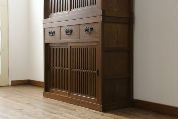 中古　美品　ニレ材　上質な和の空間を演出する二段重ね水屋箪笥(食器棚、茶箪笥、キャビネット、収納棚、戸棚)(R-075552)