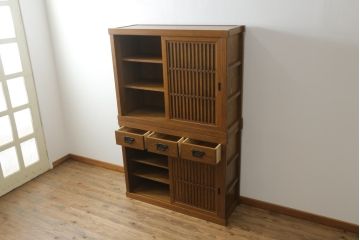 中古　美品　ニレ材　上質な和の空間を演出する二段重ね水屋箪笥(食器棚、茶箪笥、キャビネット、収納棚、戸棚)(R-075552)