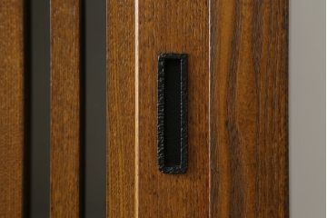 中古　美品　ニレ材　上質な和の空間を演出する二段重ね水屋箪笥(食器棚、茶箪笥、キャビネット、収納棚、戸棚)(R-075552)