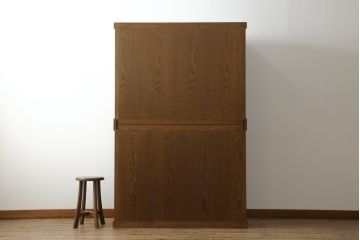 中古　美品　ニレ材　上質な和の空間を演出する二段重ね水屋箪笥(食器棚、茶箪笥、キャビネット、収納棚、戸棚)(R-075552)