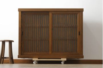 中古　美品　ニレ材　上質な和の空間を演出する水屋箪笥サイドボード(サイドキャビネット、収納棚、戸棚)(R-075553)