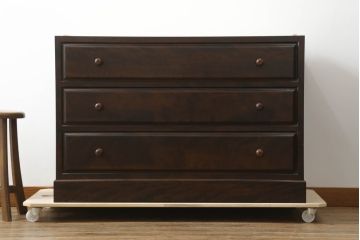 中古　美品　松本民芸家具　天板リメイク　シックな佇まいが魅力的!! 和と洋どちらの空間にも取り入れやすいローチェスト(ローボード、テレビ台、テレビボード、サイドチェスト、引き出し)(R-075556)