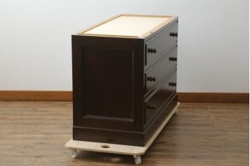 中古　美品　松本民芸家具　天板リメイク　シックな佇まいが魅力的!! 和と洋どちらの空間にも取り入れやすいローチェスト(ローボード、テレビ台、テレビボード、サイドチェスト、引き出し)(R-075556)